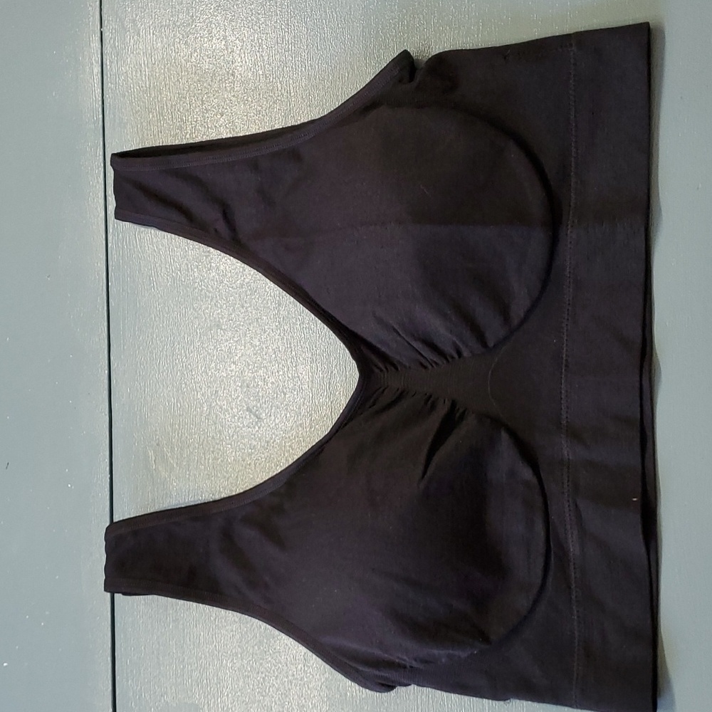 Black sports bra. Size 6 X. No tags, do not know the maker. Good used condition.